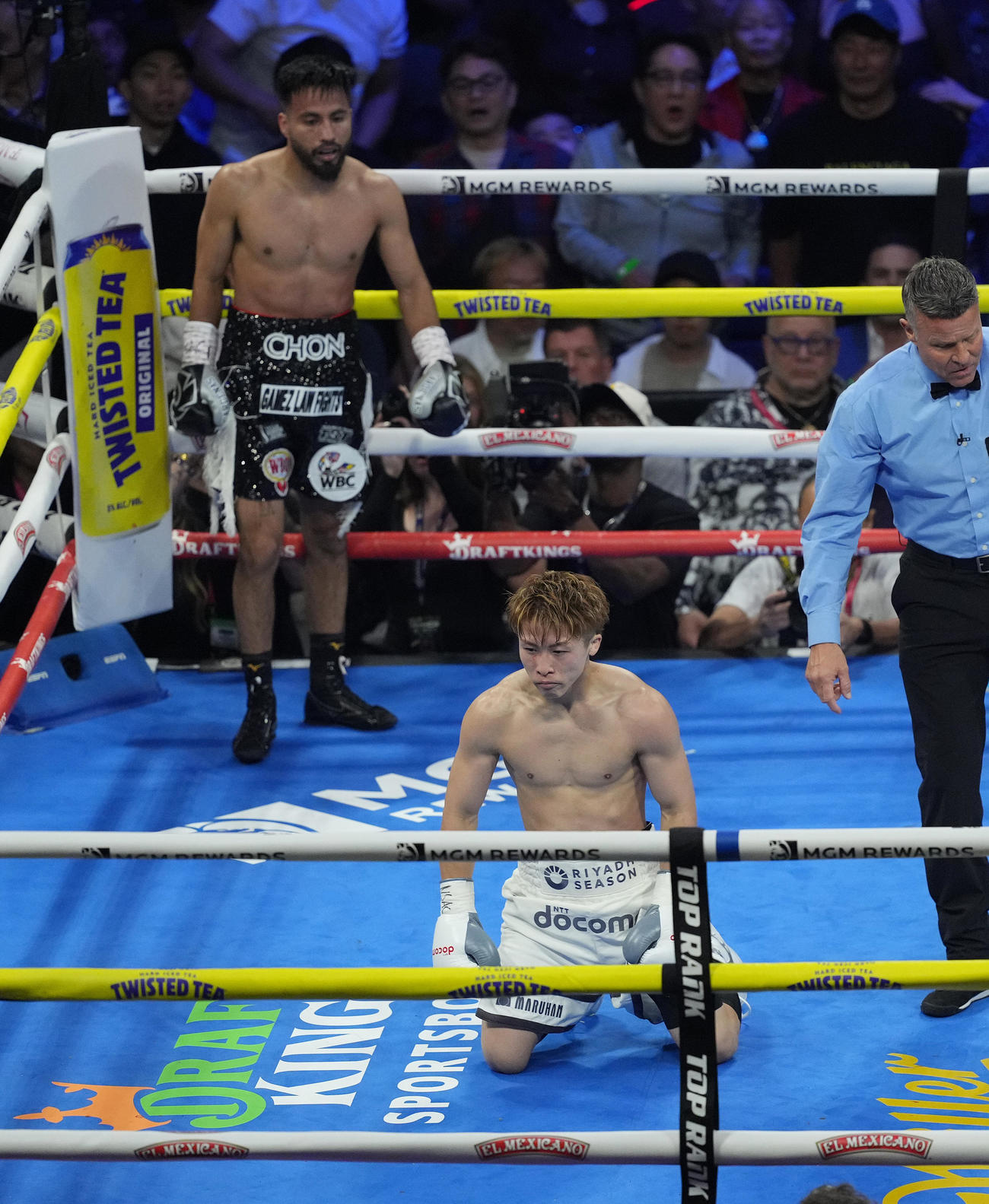 4回、カルデナス（後方）の左フックを受け、ダウンを奪われる井上（撮影・菅敏）