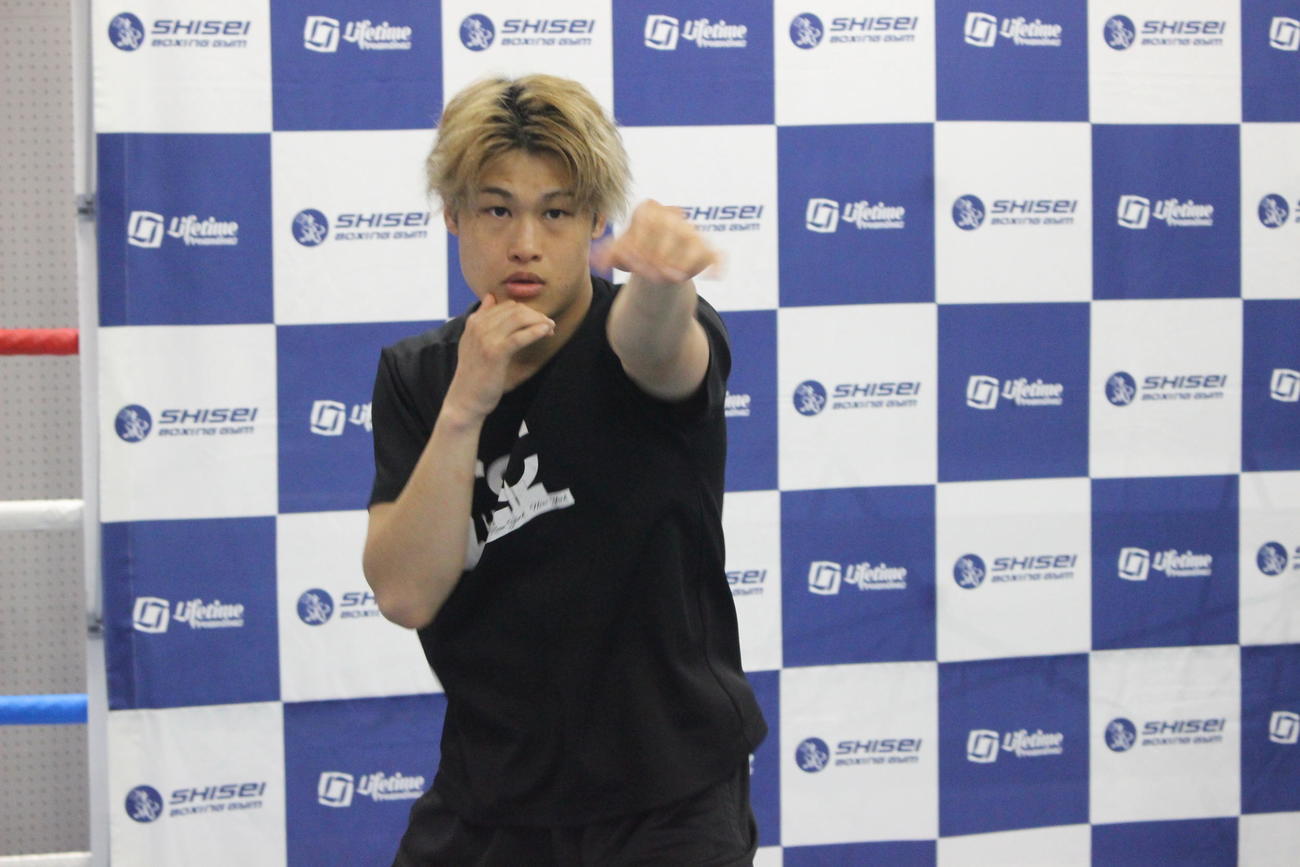 練習を公開したWBA世界スーパーフェザー級4位の堤駿斗（撮影・首藤正徳）