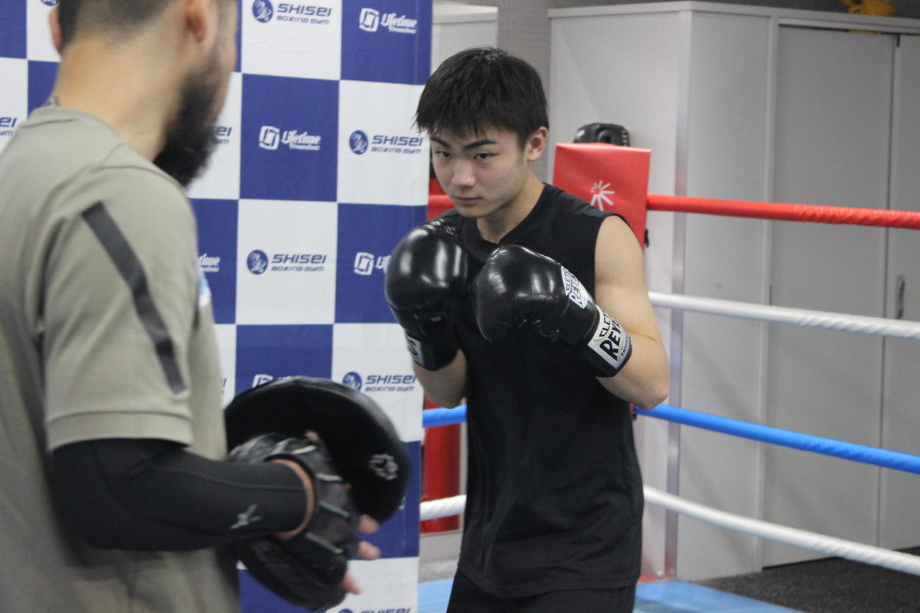 練習を公開したWBA世界ライトフライ級8位の吉良大弥（撮影・首藤正徳）