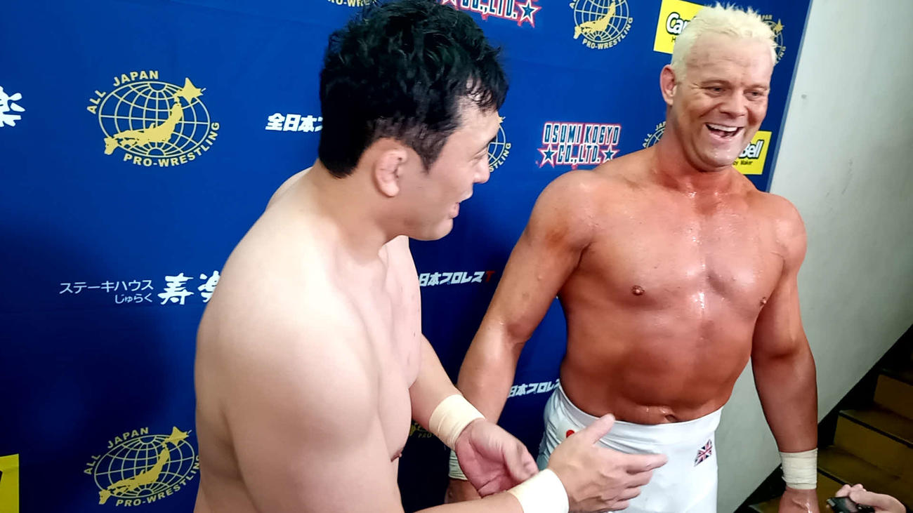 試合後のバックステージで笑顔で健闘をたたえ合った鈴木秀樹（左）とデイビーボーイ・スミスJr．