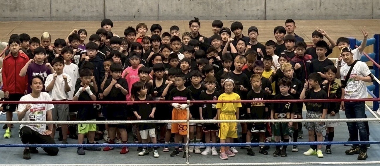 5月5日子どもの日に矢吹（前列右）主催で開催したスパーリング大会（LUSH緑ジム提供）
