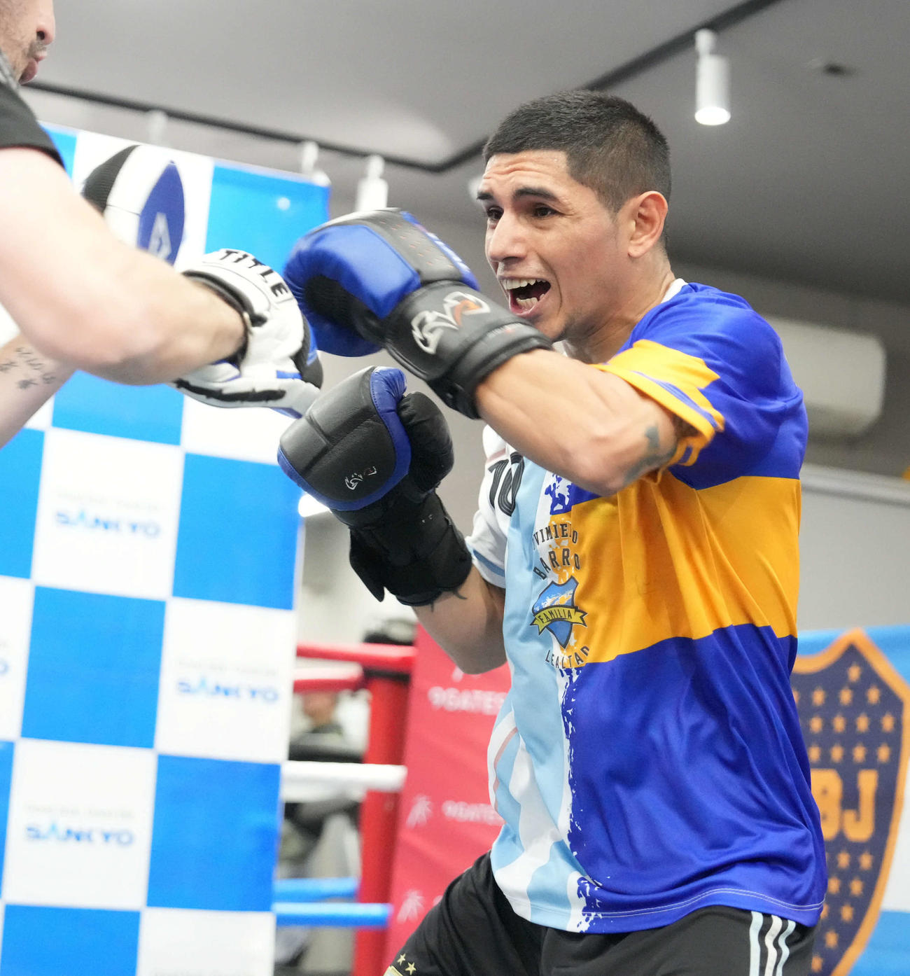 公開練習のスパーリングでトレーナーのミットでパンチをぶち込むWBA世界スーパーフライ級王者マルティネス（撮影・小沢裕）