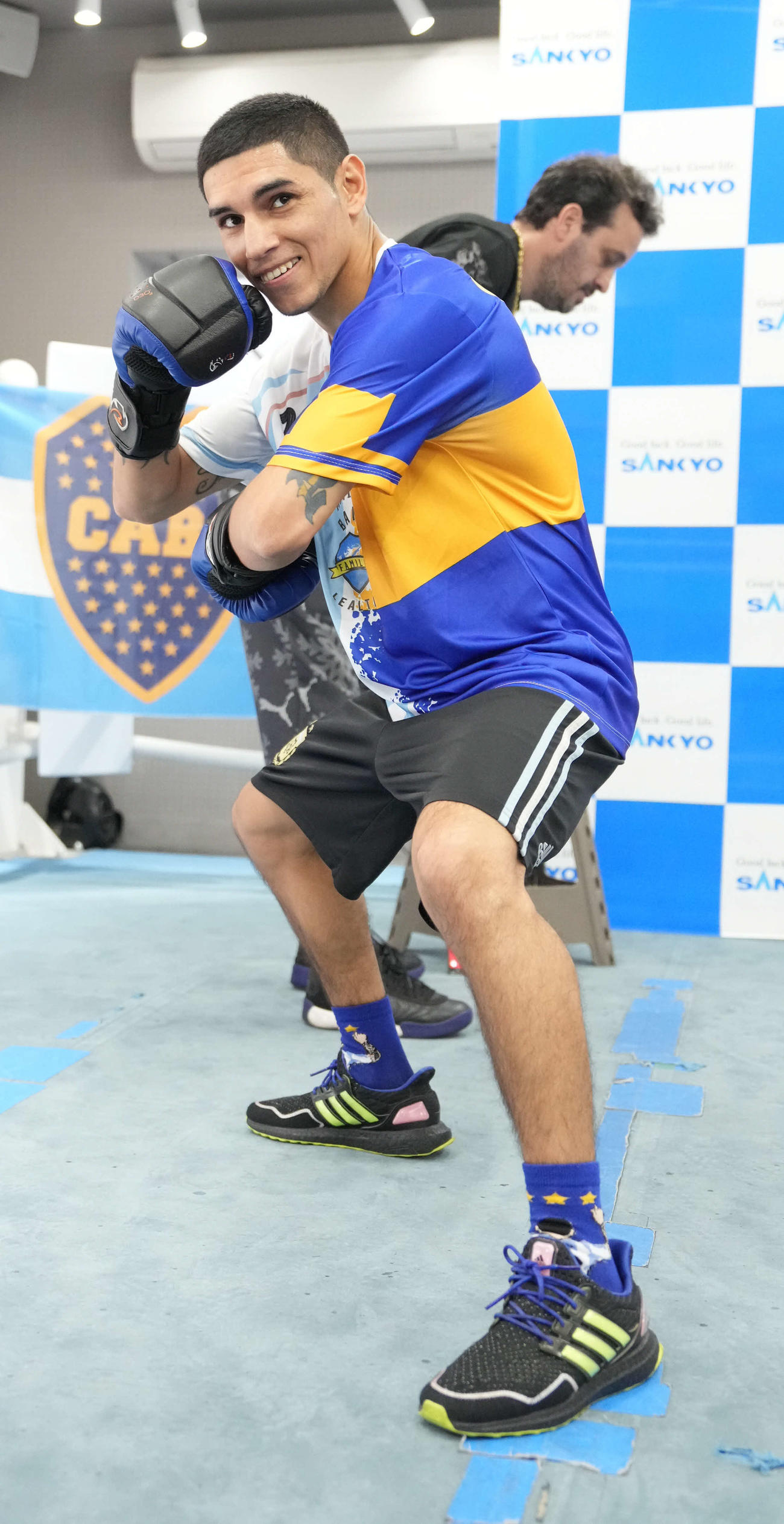 公開練習を終え笑顔でポーズを決めるWBA世界スーパーフライ級王者マルティネス（撮影・小沢裕）