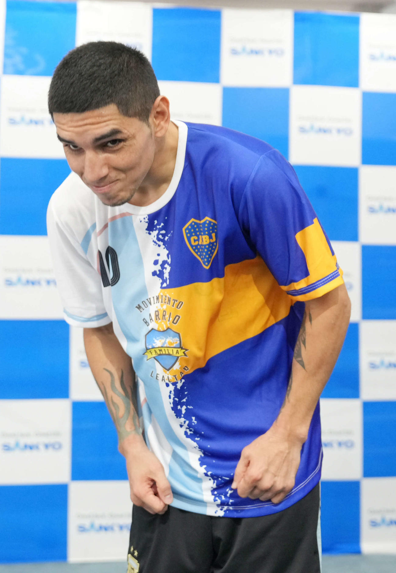 公開練習を終え詰めかけた報道陣に深々と頭を下げてお礼するWBA世界スーパーフライ級王者マルティネス（撮影・小沢裕）