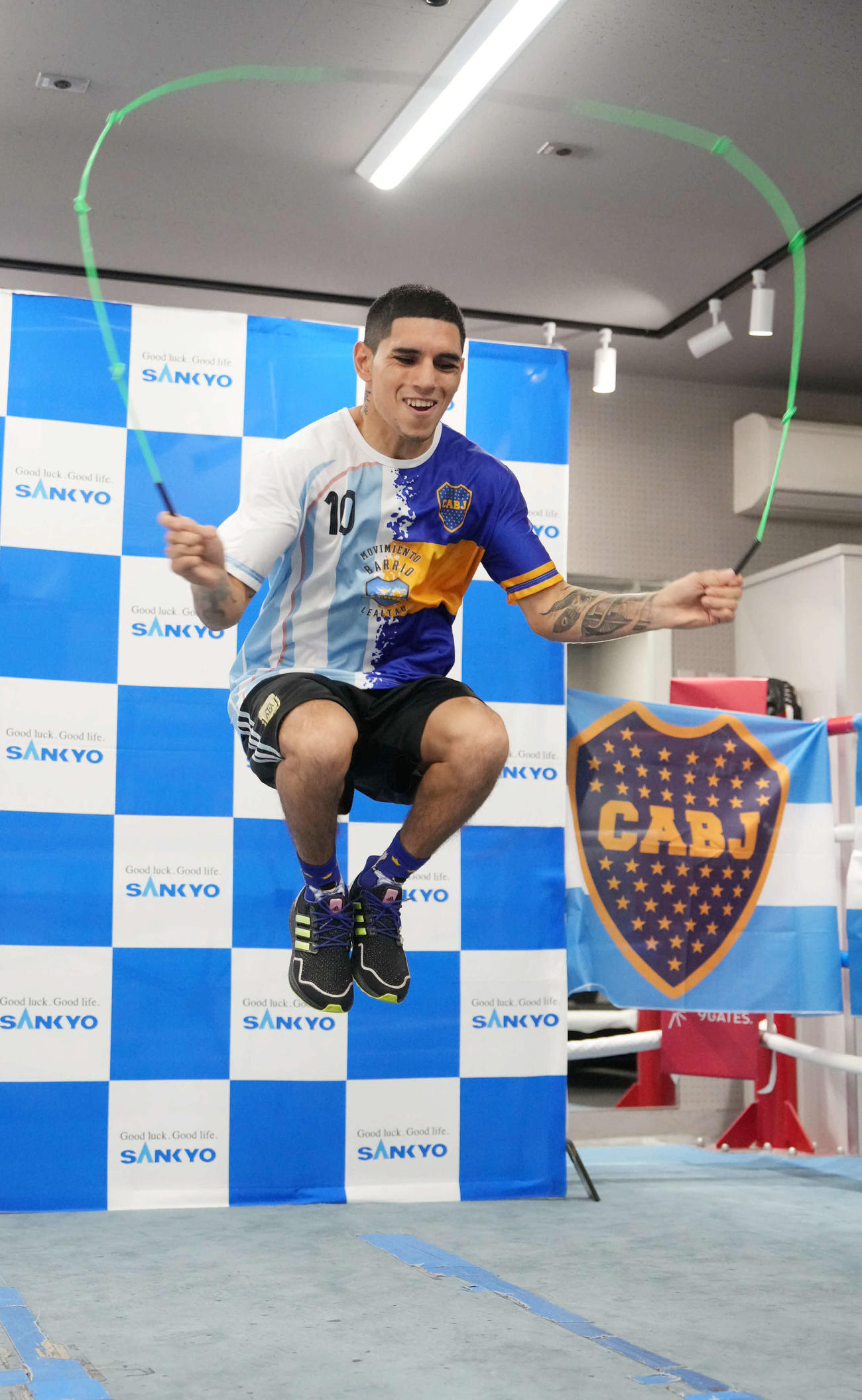 公開練習で縄跳びを披露するWBA世界スーパーフライ級王者マルティネス（撮影・小沢裕）