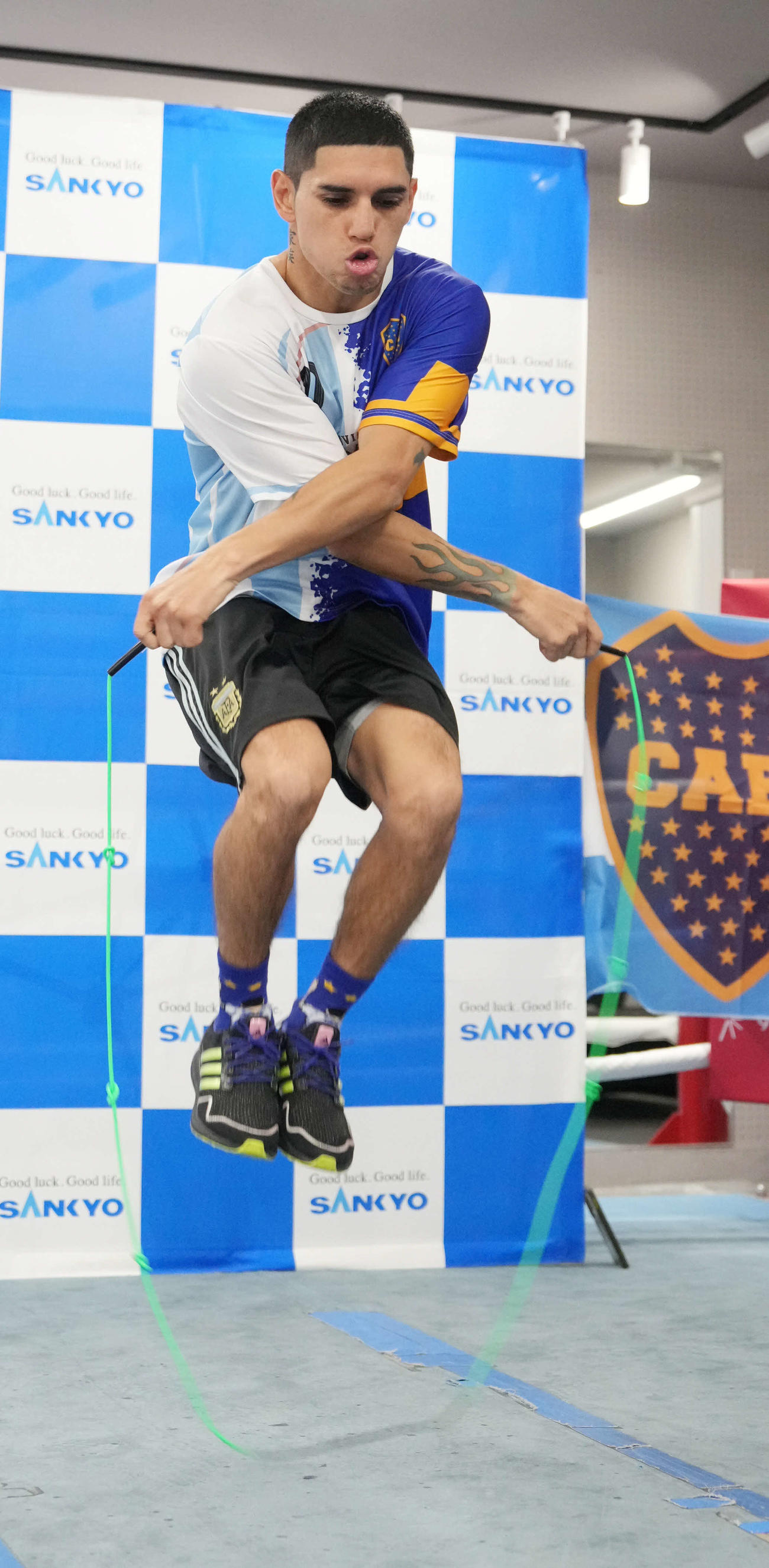 公開練習で縄跳びを披露するWBA世界スーパーフライ級王者マルティネス（撮影・小沢裕）