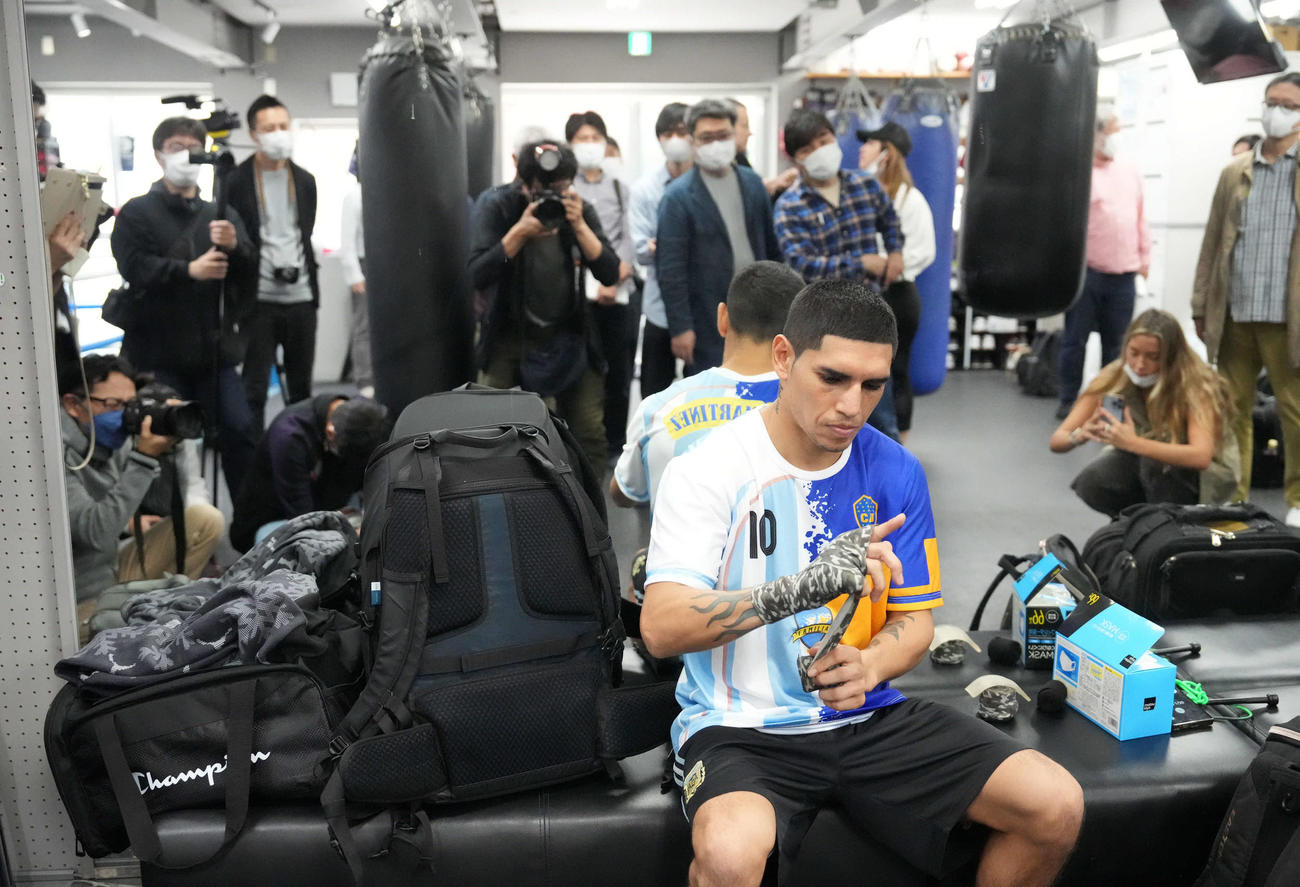 公開練習に詰めかけた大勢の報道陣が見守るなか拳にバンデージを巻くWBA世界スーパーフライ級王者マルティネス（撮影・小沢裕）