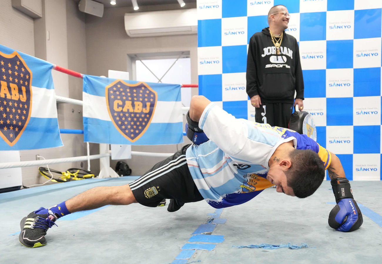 公開練習を終え片手で腕立て伏せするWBA世界スーパーフライ級王者マルティネス（撮影・小沢裕）