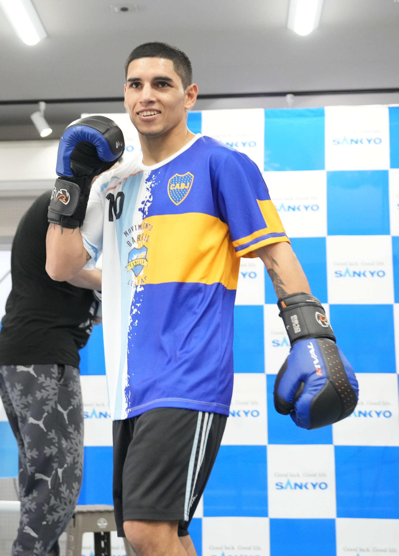 公開練習を終え自慢げに拳を披露するWBA世界スーパーフライ級王者マルティネス（撮影・小沢裕）