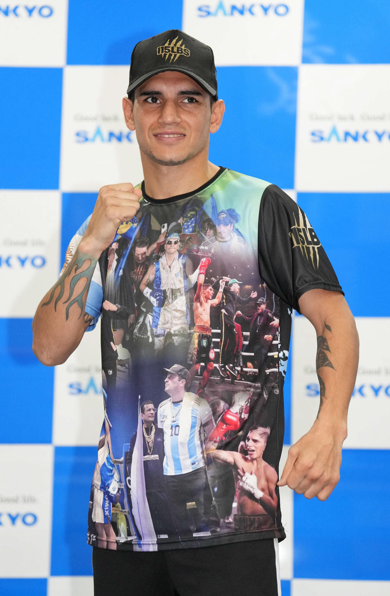 公開練習前の会見でガッツポーズするWBA世界スーパーフライ級王者マルティネス（撮影・小沢裕）