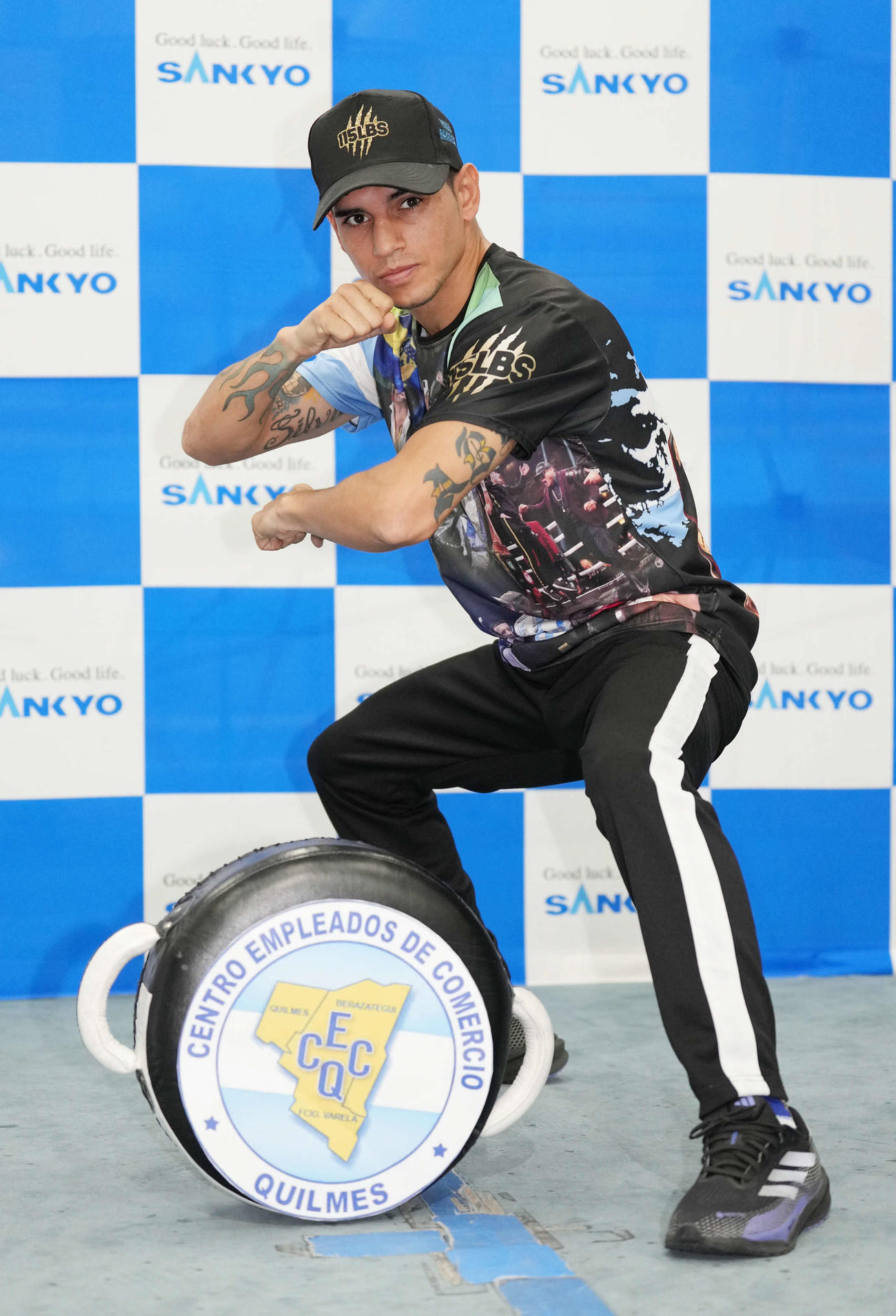 公開練習を終えポーズを決めるWBA世界スーパーフライ級王者マルティネス（撮影・小沢裕）