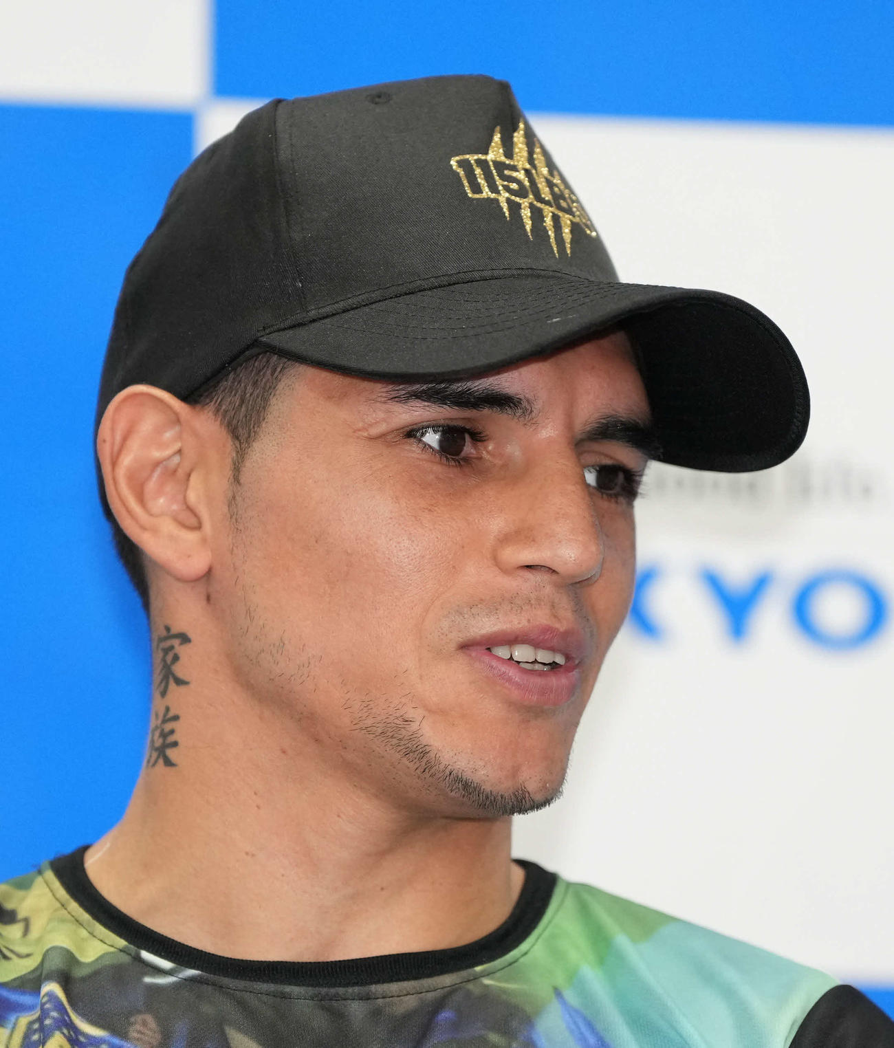 公開練習を前に会見するWBA世界スーパーフライ級王者マルティネス。首元には日本語で「家族」と書かれた入れ墨も見られた（撮影・小沢裕）