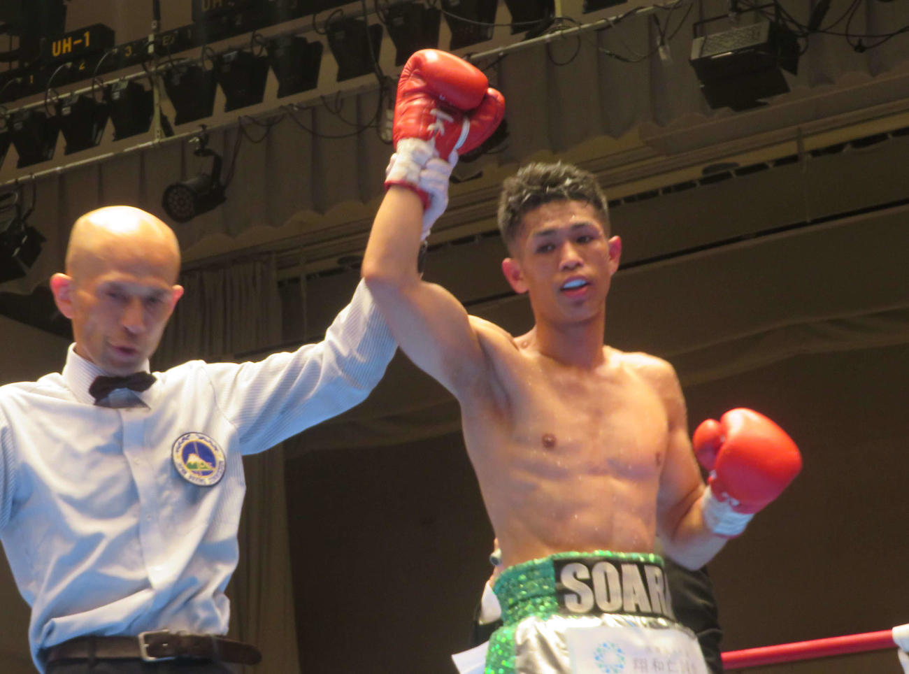 判定勝利で7連勝を飾った日本スーパーフライ級4位比連崎爽晏楽（右）