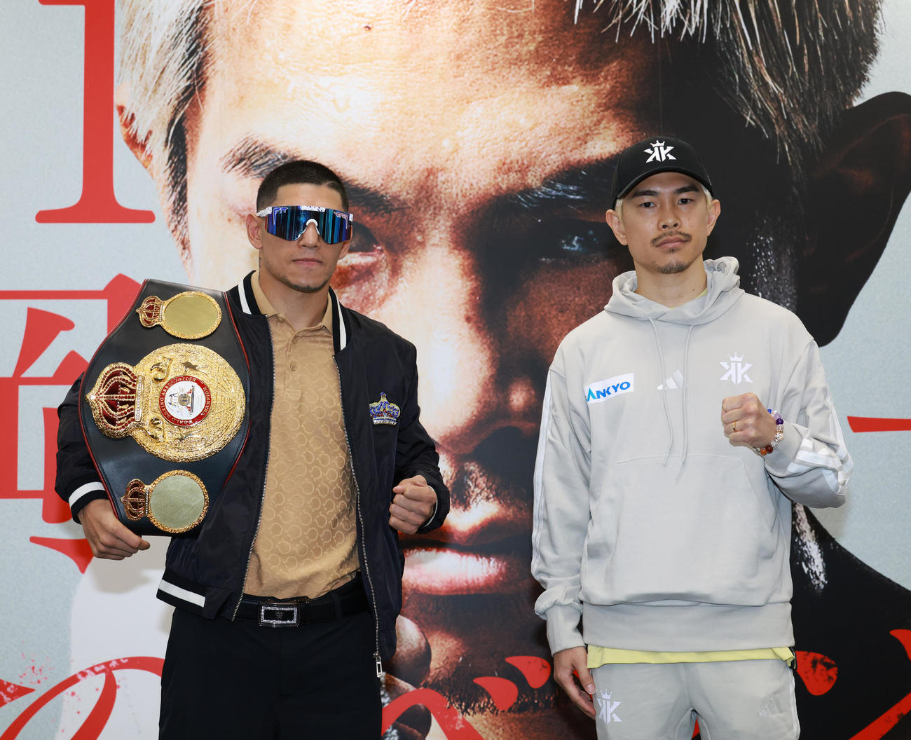 WBA世界スーパーフライ級王者マルティネス（左）と対戦する井岡（撮影・中島郁夫）