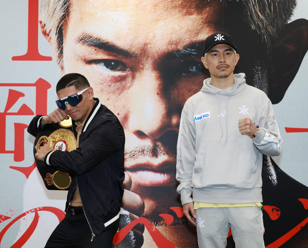 ポーズするWBA世界スーパーフライ級王者マルティネス（左）と対戦する井岡（撮影・中島郁夫）
