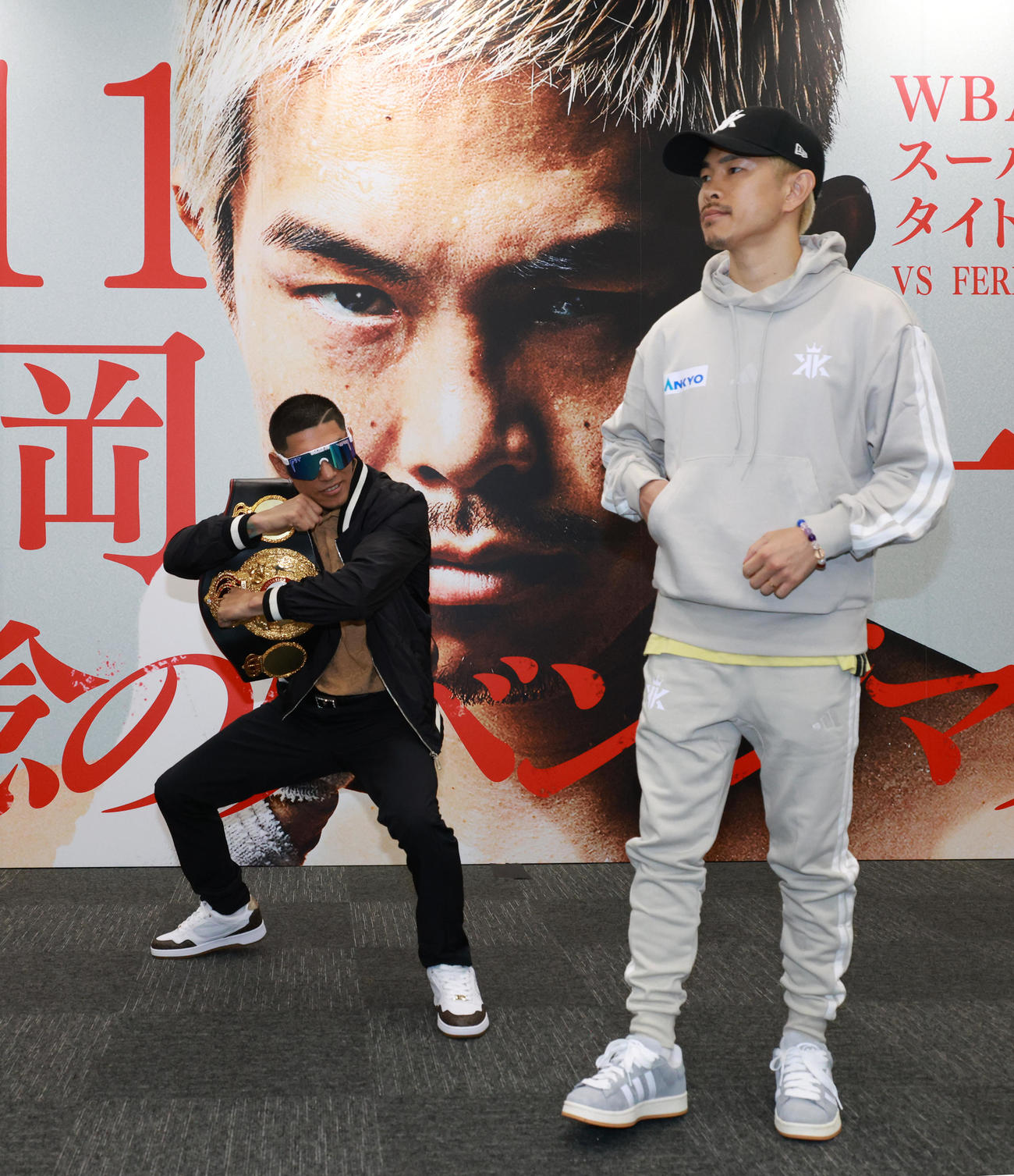 ポーズするWBA世界スーパーフライ級王者マルティネス（左）と対戦する井岡。井岡は気にしない様子（撮影・中島郁夫）