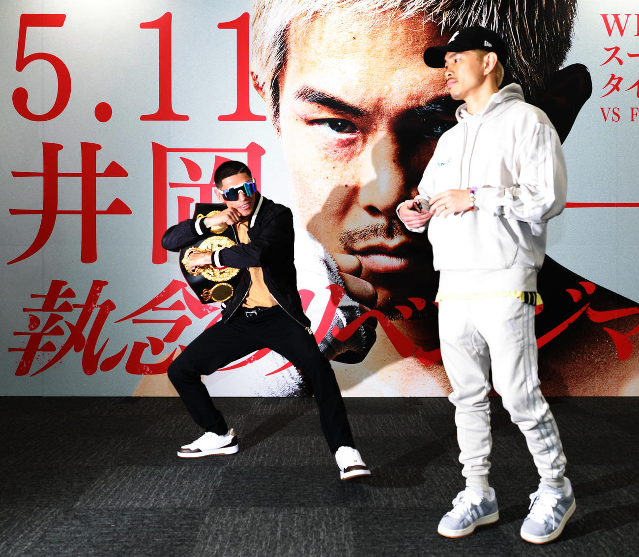 ポーズするWBA世界スーパーフライ級王者マルティネス（左）と対戦する井岡。井岡は気にしない様子（撮影・中島郁夫）