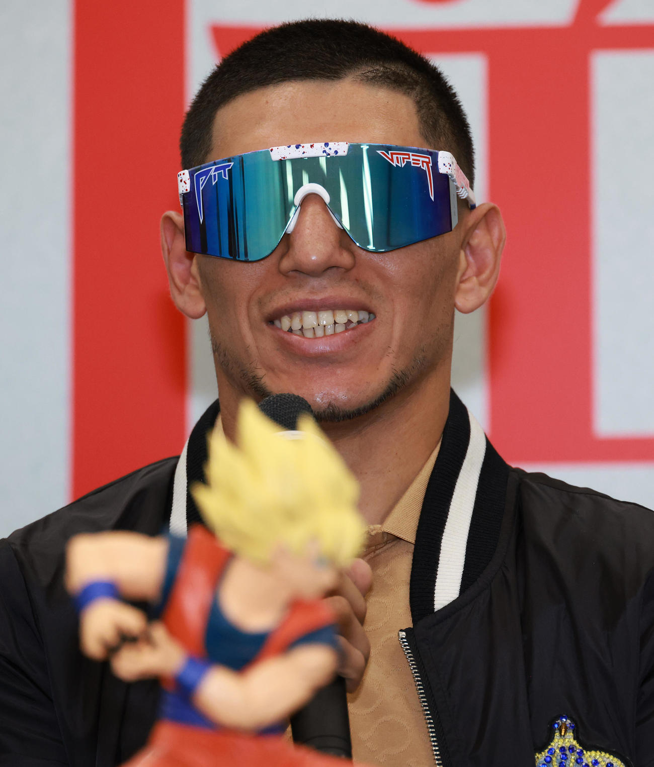 直前にファンから贈られたフィギュアを置き会見するWBA世界スーパーフライ級王者マルティネス（撮影・中島郁夫）