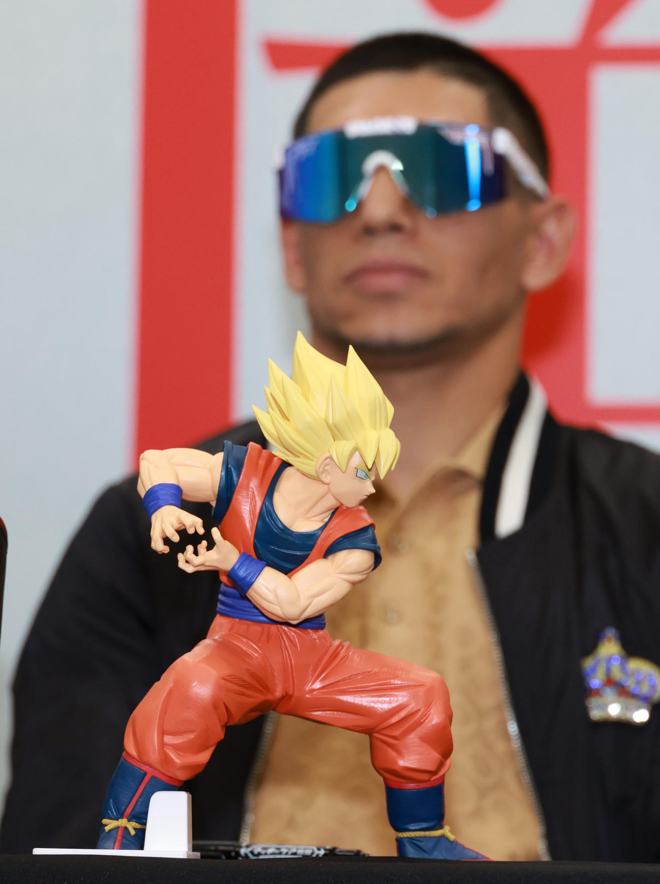 直前にファンから贈られたフィギュアを置き会見するWBA世界スーパーフライ級王者マルティネス（撮影・中島郁夫）
