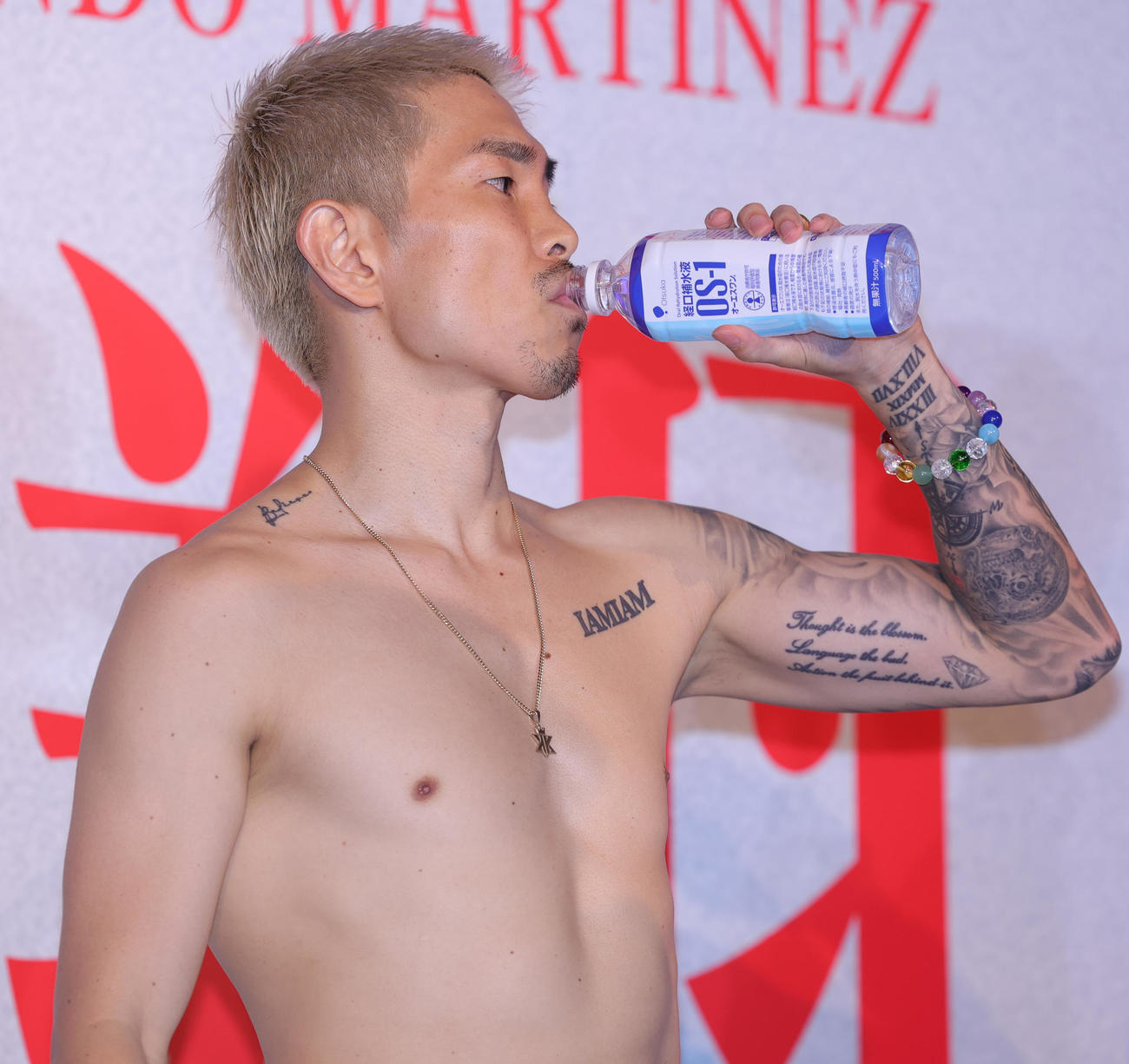 WBA世界スーパーフライ級タイトルマッチの前日計量をパスし水分補給する井岡一翔（撮影・野上伸悟）