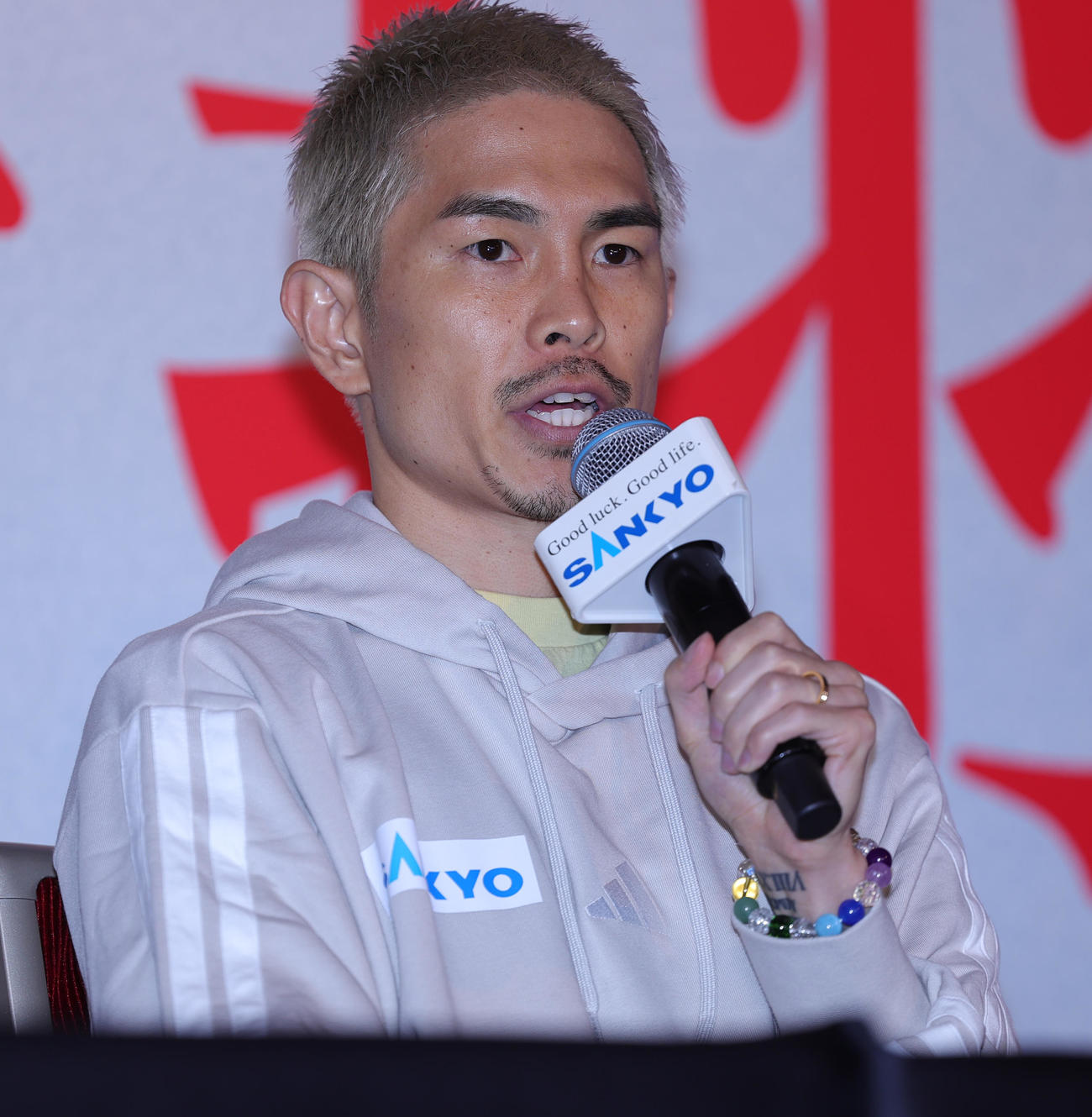 WBA世界スーパーフライ級タイトルマッチの前日計量をパスし会見する井岡一翔（撮影・野上伸悟）