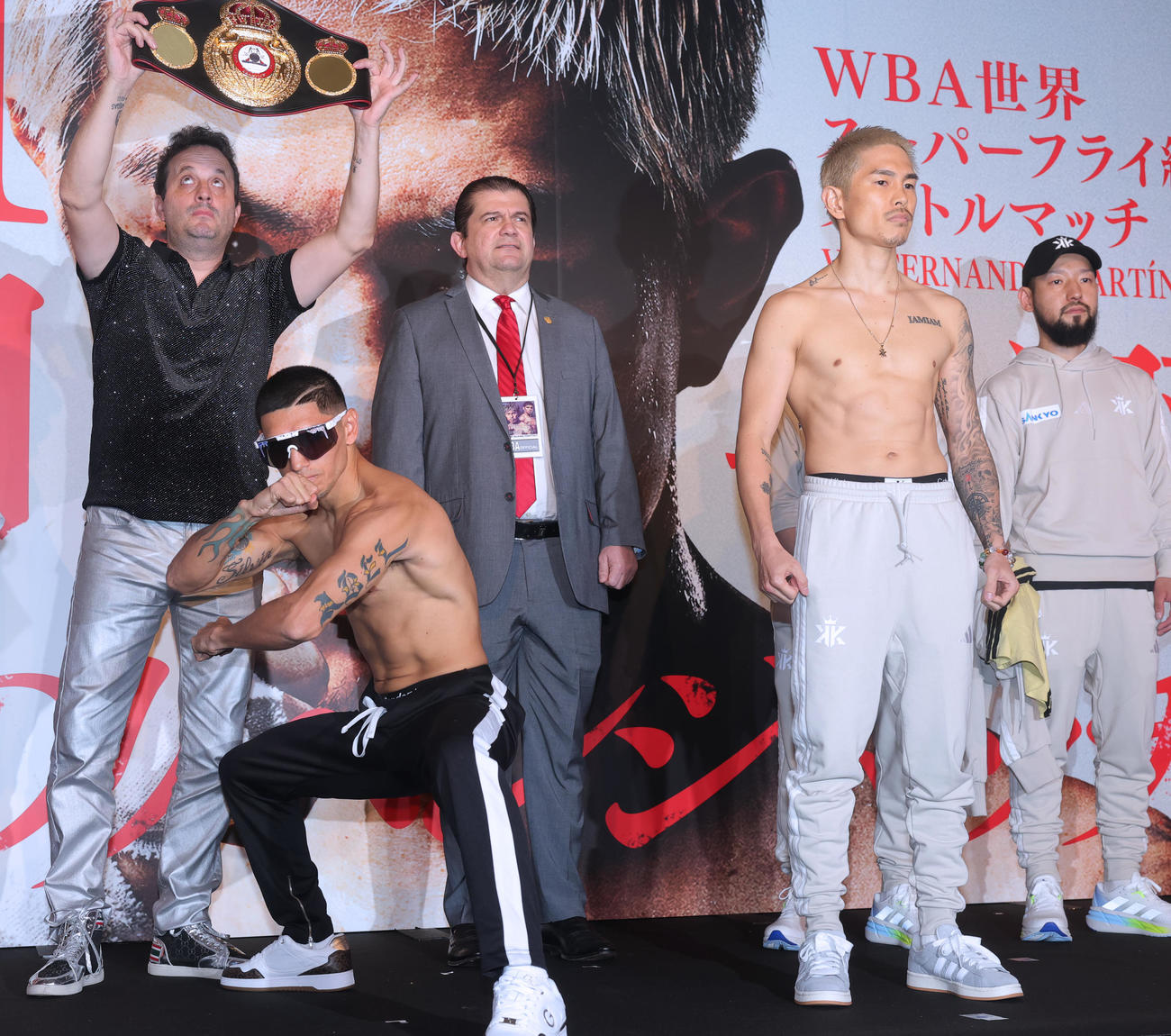 WBA世界スーパーフライ級タイトルマッチの前日計量をパスした、王者フェルナンド・マルティネス（左）と井岡一翔（撮影・野上伸悟）