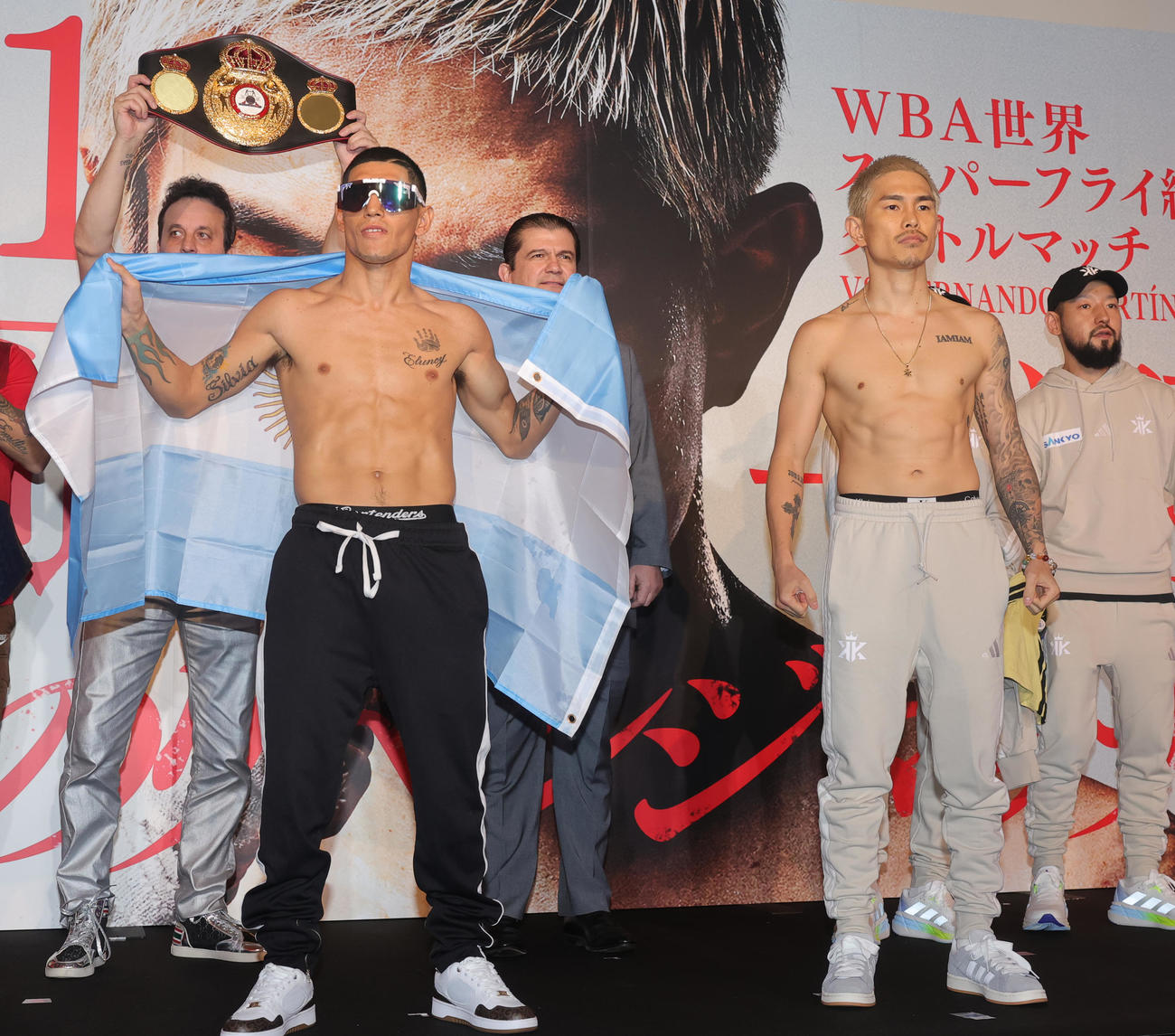WBA世界スーパーフライ級タイトルマッチの前日計量をパスした、王者フェルナンド・マルティネス（左）と井岡一翔（撮影・野上伸悟）