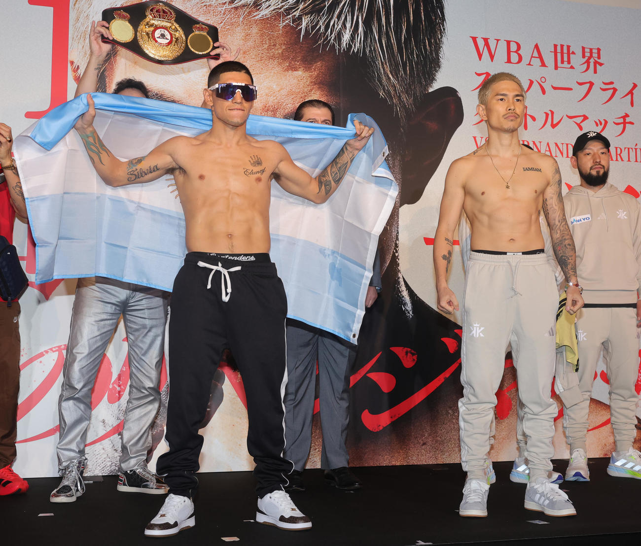 WBA世界スーパーフライ級タイトルマッチの前日計量をパスした、王者フェルナンド・マルティネス（左）と井岡一翔（撮影・野上伸悟）