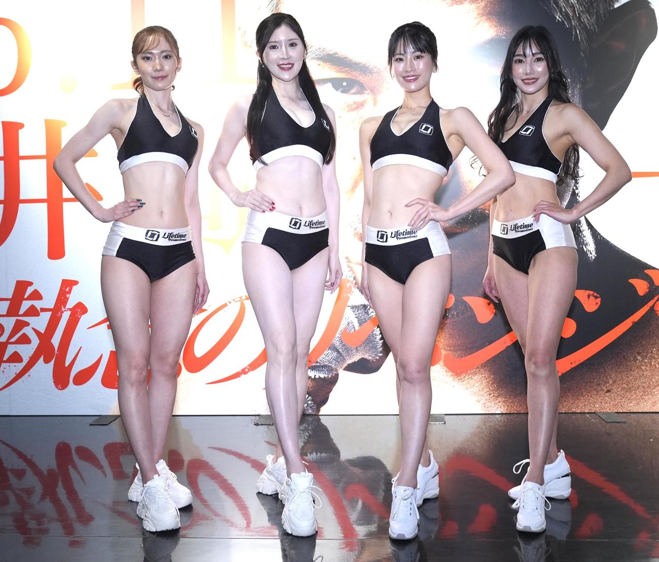 写真に納まるラウンドガール。左からRika、倭早紀、さかいゆりや、叶園ちさ（撮影・垰建太）