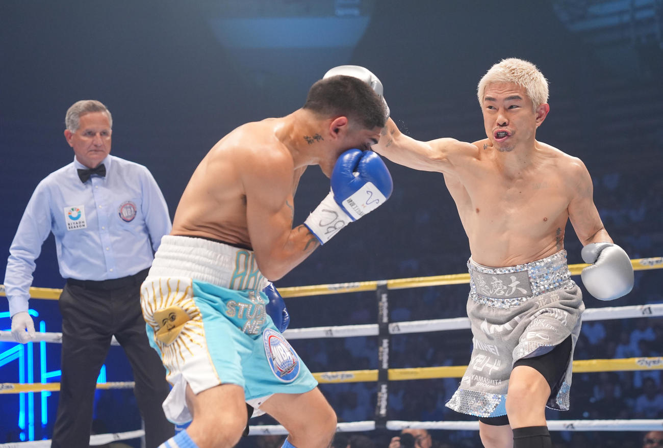 1回、マルティネス（中央）にパンチを放つ井岡（撮影・垰建太）