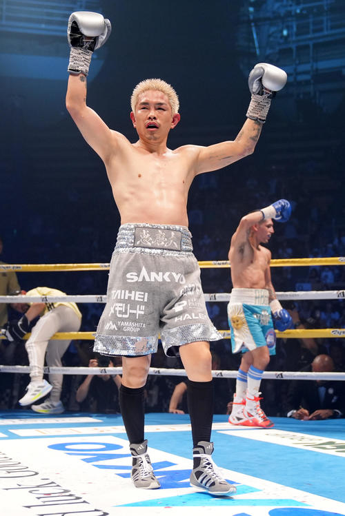 12回を終えガッツポーズの井岡。後方はマルティネス（撮影・垰建太）