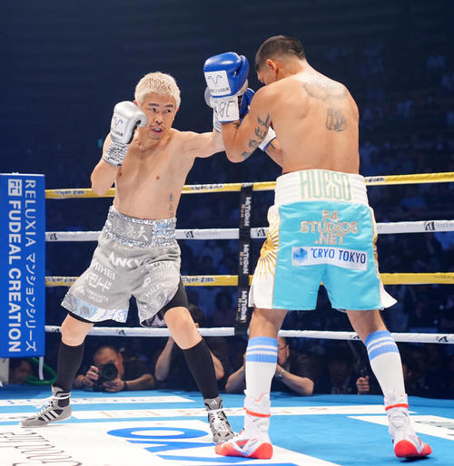 1回、マルティネス（右）にジャブを放つ井岡（撮影・垰建太）