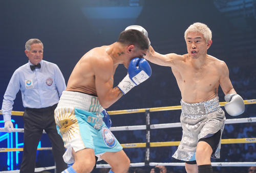 1回、マルティネス（中央）にパンチを放つ井岡（撮影・垰建太）