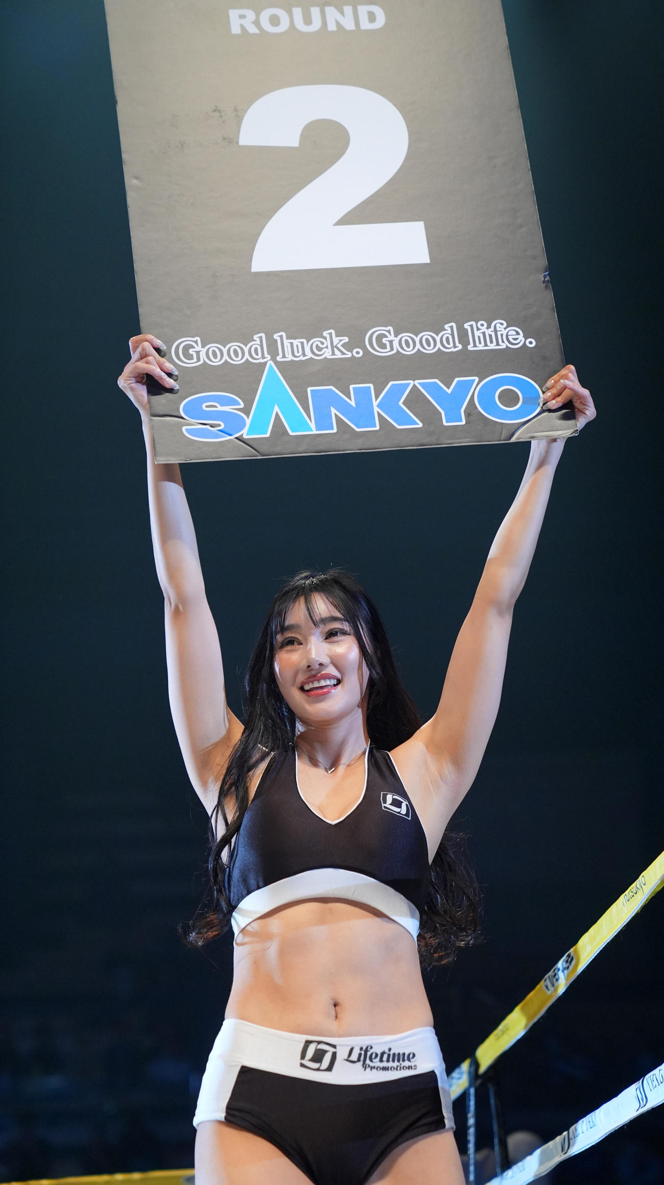 リングを彩るラウンドガールの叶園ちさ（撮影・垰建太）