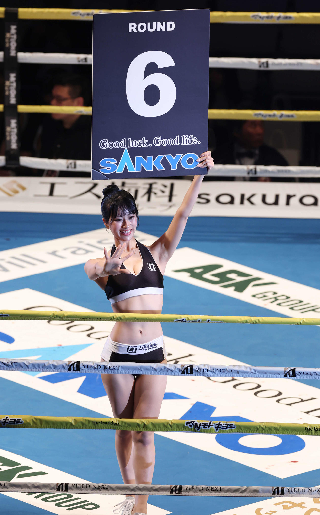 ラウンドガール、さかいゆりや（撮影・増田悦実）
