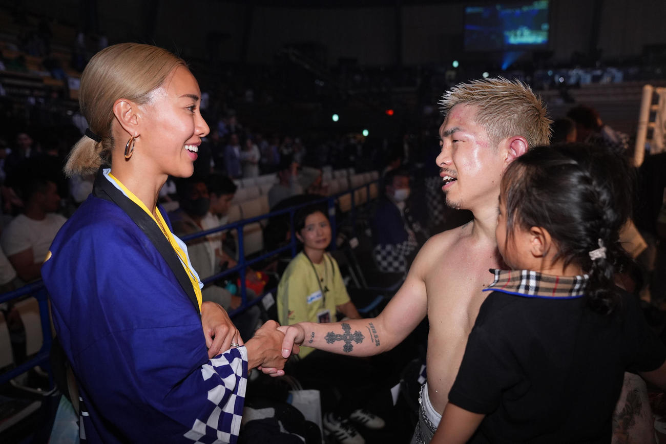 試合後、妻の恵美さん（左）と握手を交わす井岡（撮影・垰建太）