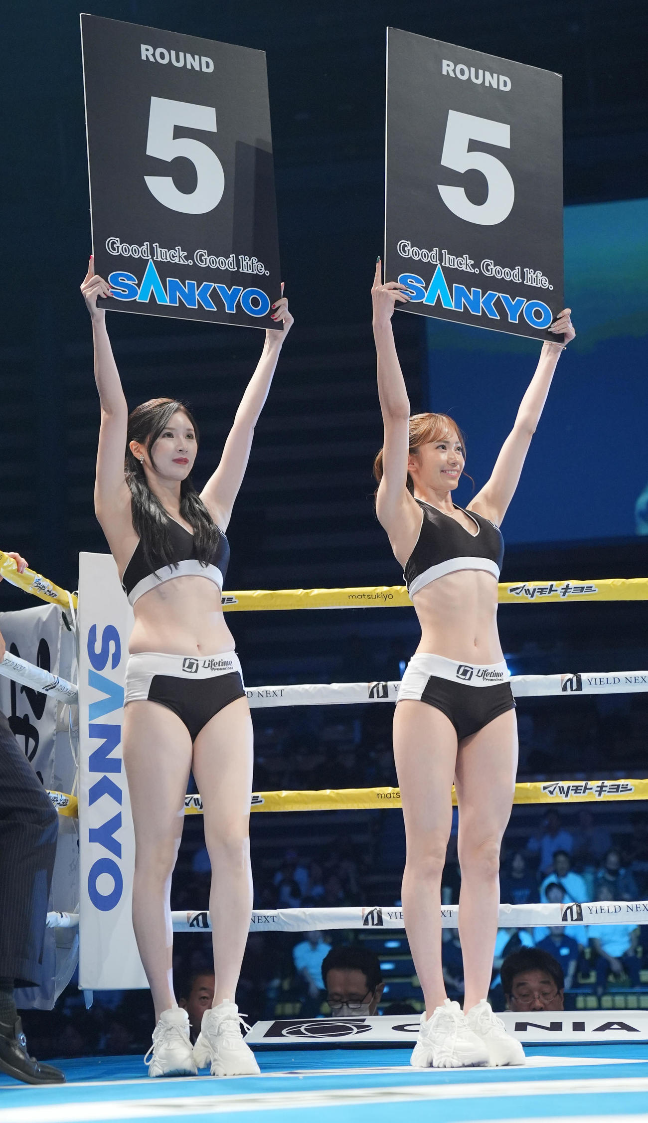 リングを彩るラウンドガールのRika（右）と倭早希（撮影・垰建太）