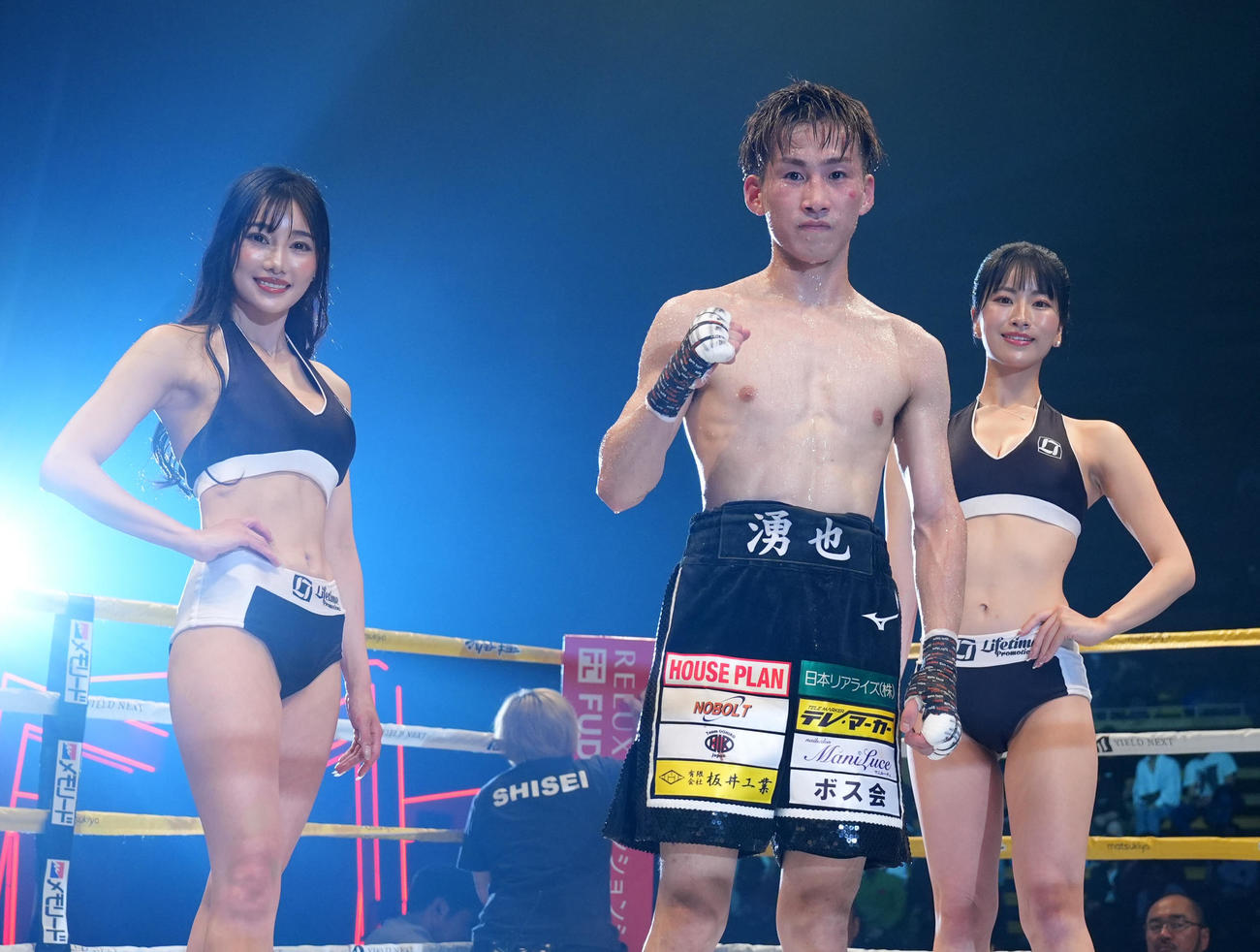 パイ・パーロップに8回判定勝ちした田中（中央）。左はラウンドガールの叶園ちさ、右は同さかいゆりあ（撮影・垰建太）