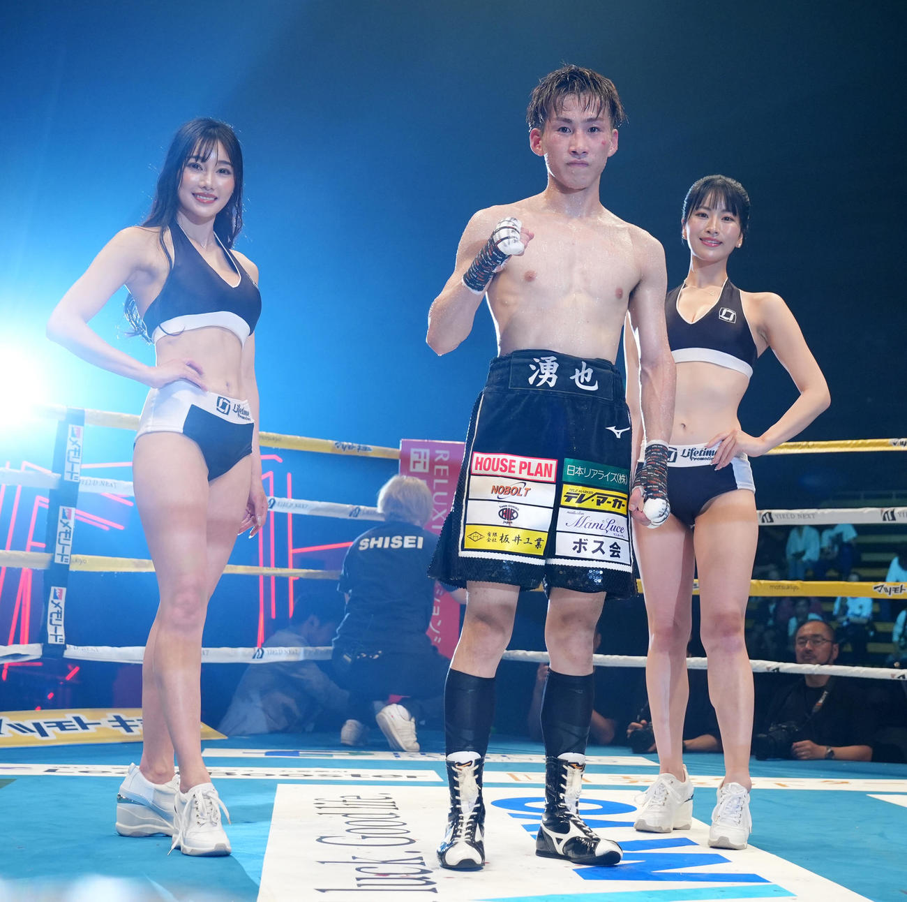 パイ・パーロップに8回判定勝ちした田中（中央）。左はラウンドガールの叶園ちさ、右は同さかいゆりあ（撮影・垰建太）