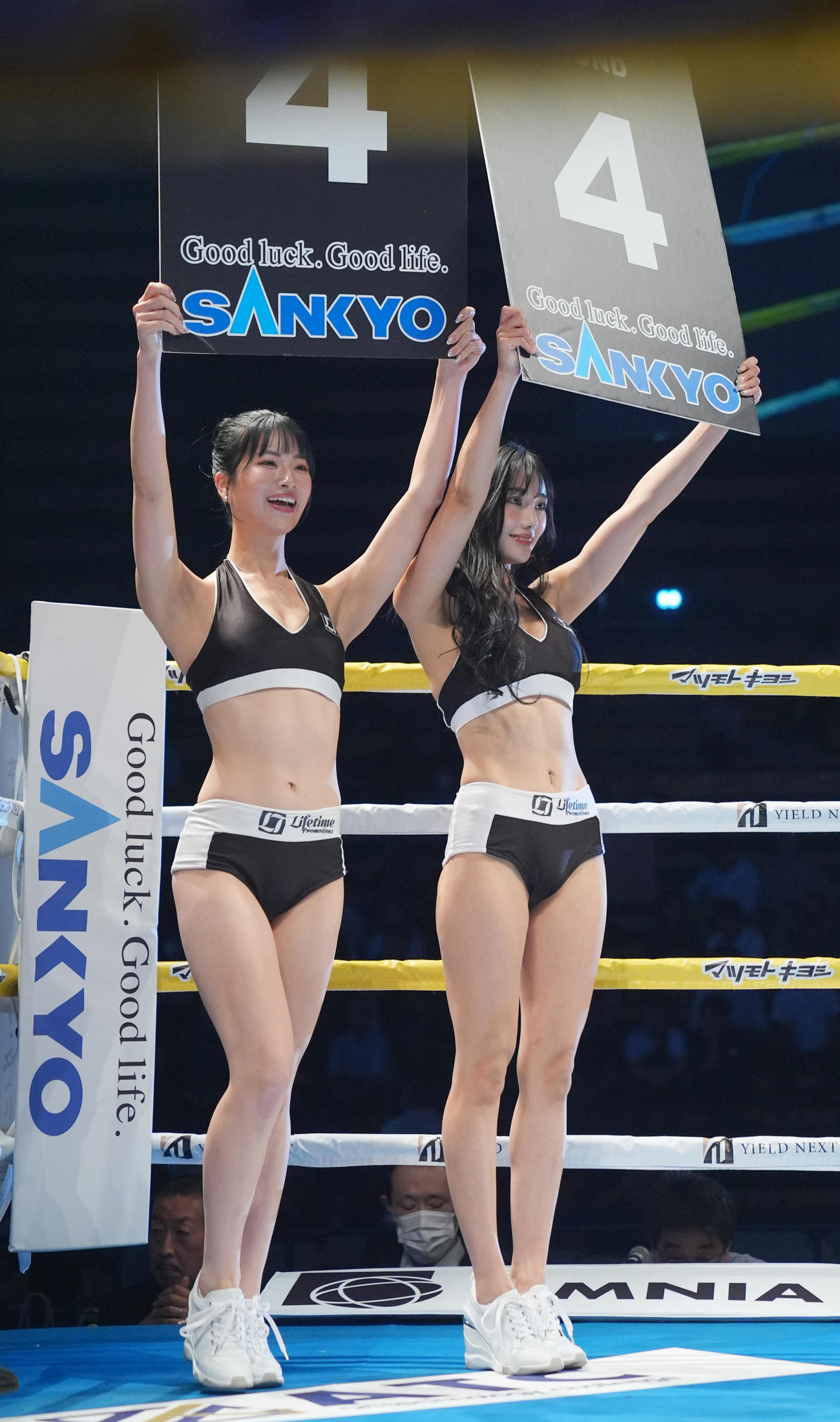 リングを彩るラウンドガールのさかいゆりあ（左）と叶園ちさ（撮影・垰建太）
