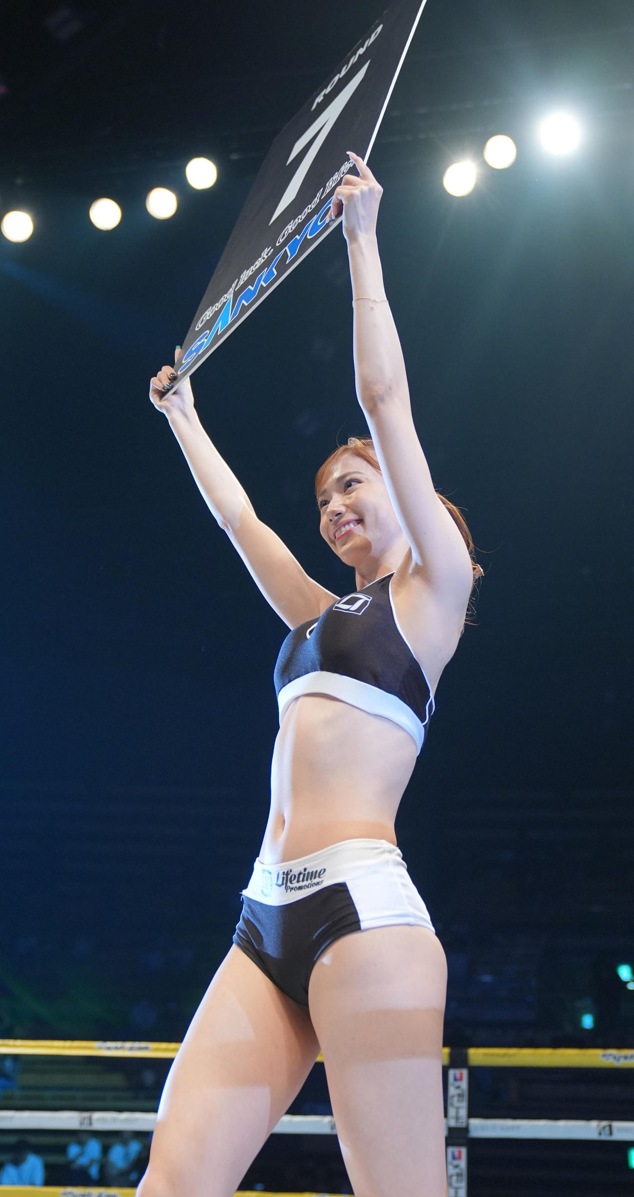 リングを彩るラウンドガールのRika（撮影・垰建太）
