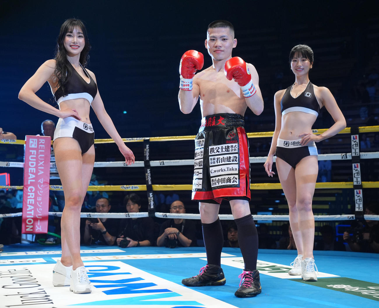 竹山に1回KO勝ちした中田（中央）。左はラウンドガールの叶園ちさ、右は同さかいゆりあ（撮影・垰建太）