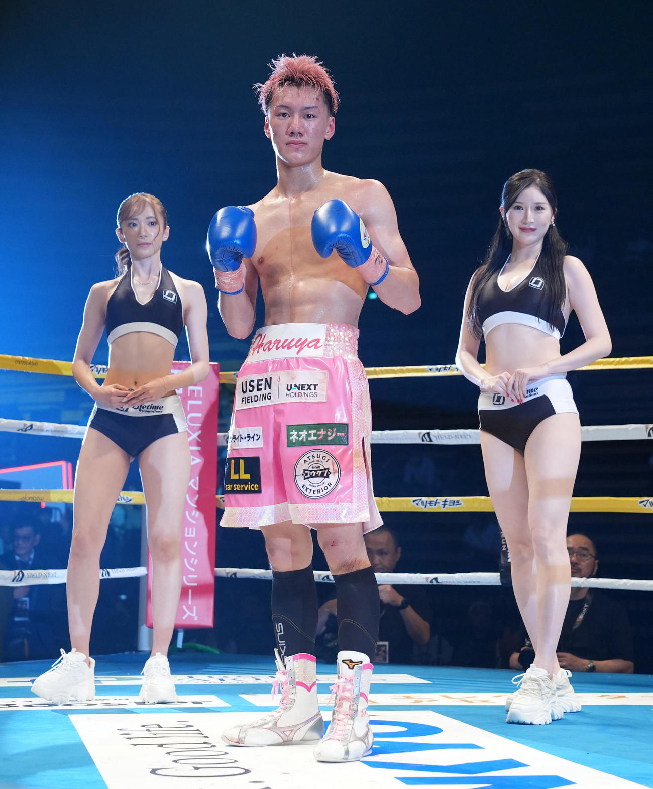 チョウ・シンキョウに8回判定勝ちした大胡（中央）。左はラウンドガールのRika、右は同倭早希（撮影・垰建太）
