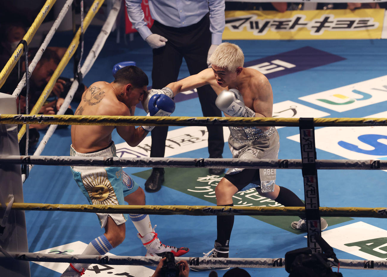 2回、ストレートを放つ井岡（撮影・増田悦実）