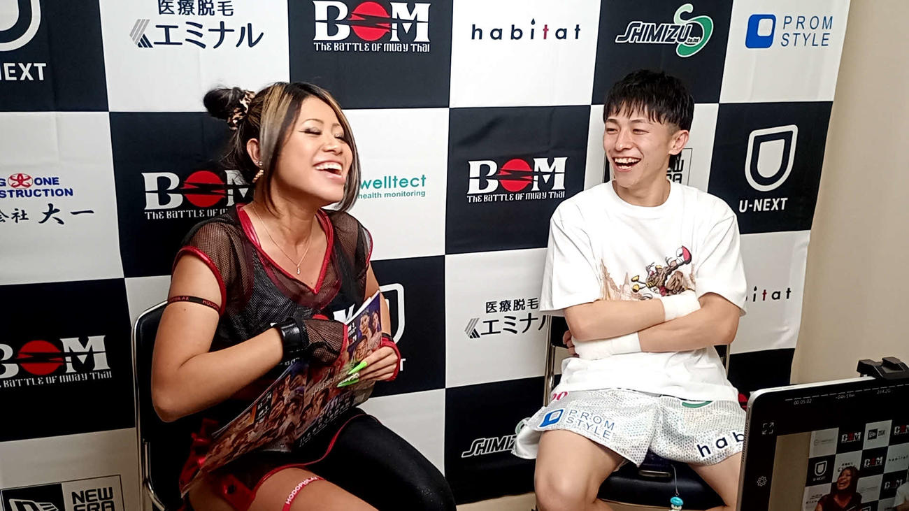 試合後にインタビュアーの女性からネイルの感想を聞かれ「強そう。攻撃力高そう」と傷1つない顔でジョークを飛ばした吉成名高（右）