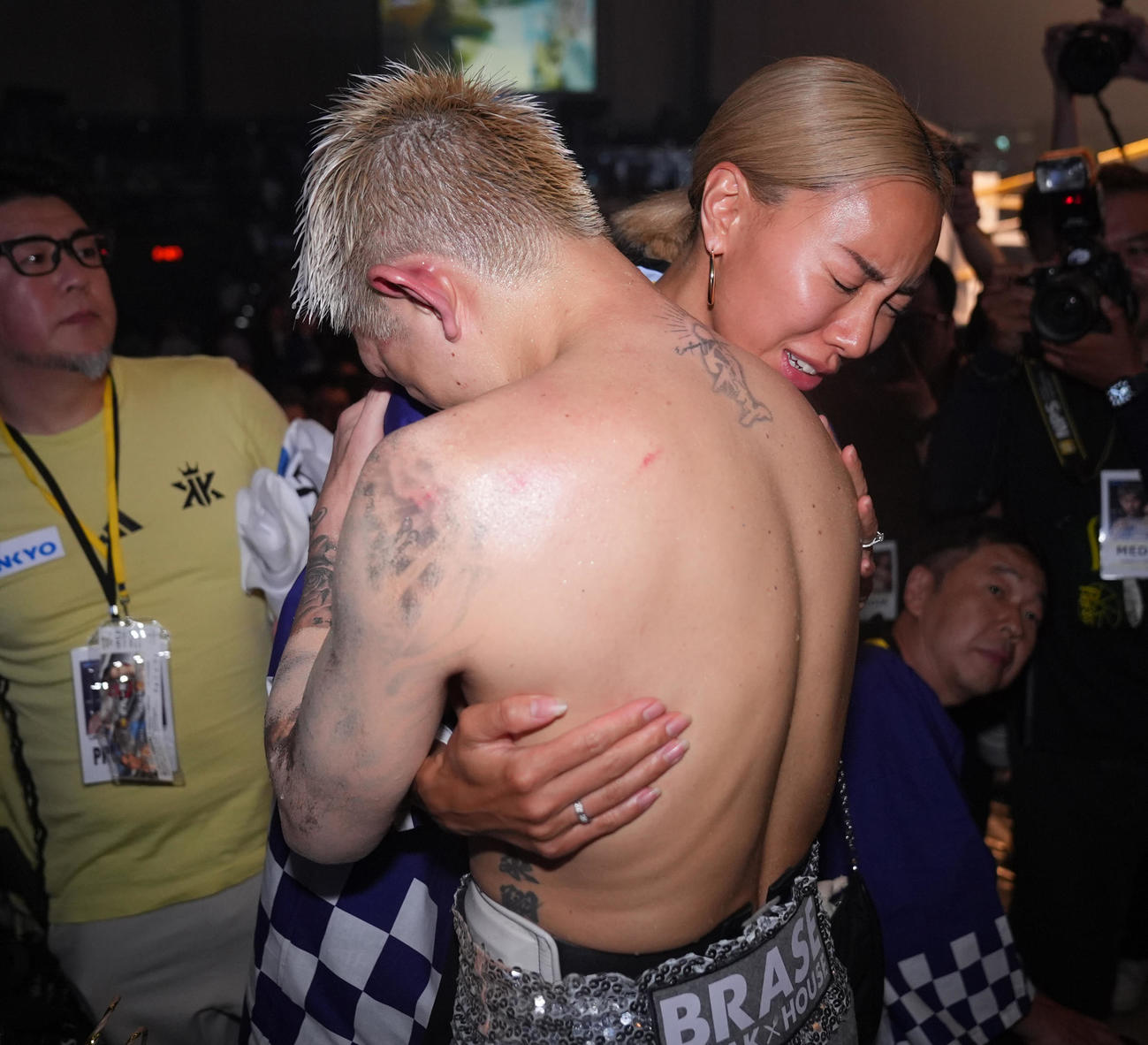 マルティネスに12回判定負けを喫し、妻恵美さん（後方）からねぎらいの言葉をかけられる井岡（撮影・垰建太）