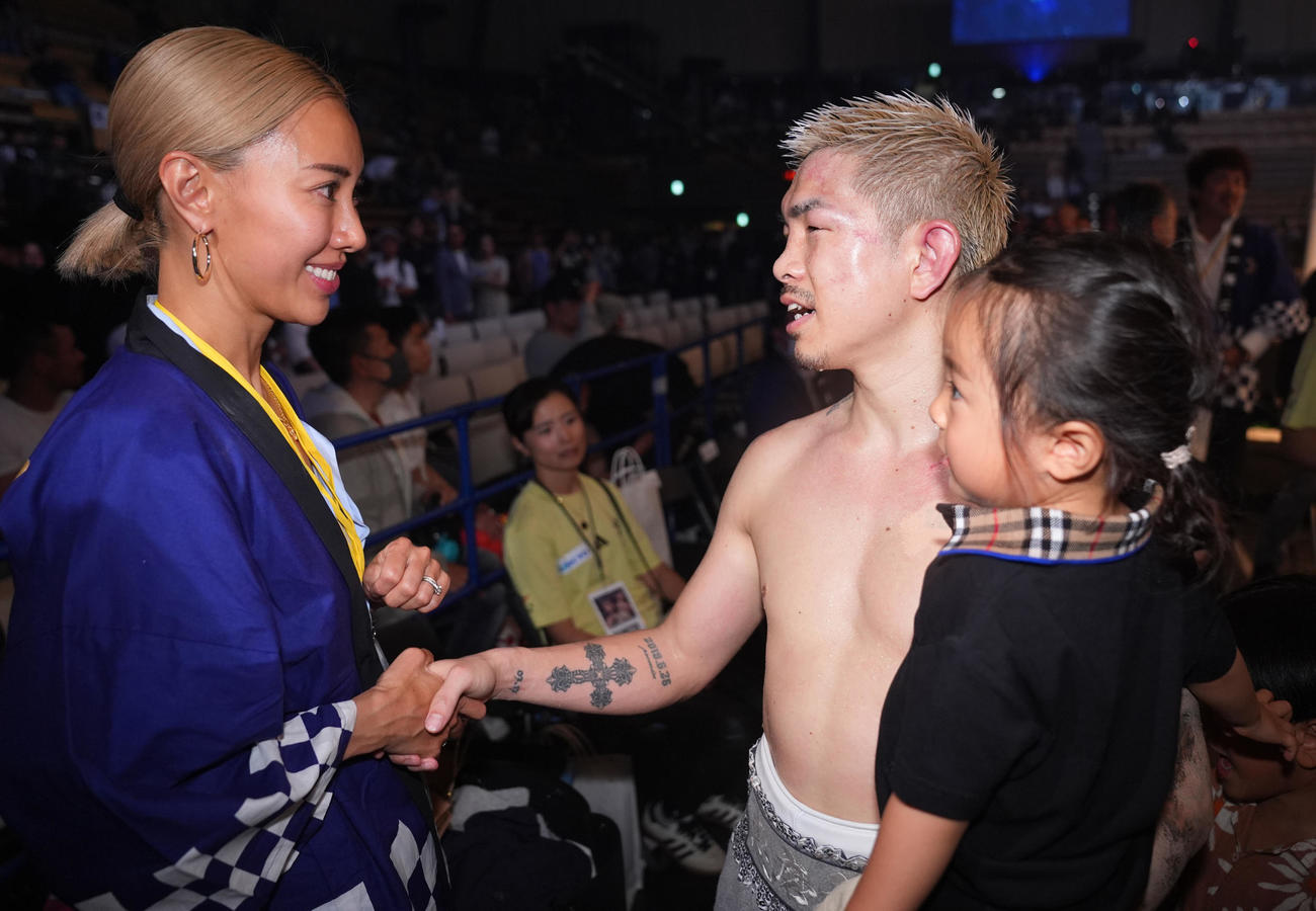 試合後、妻の恵美さん（左）と握手を交わす井岡（撮影・垰建太）