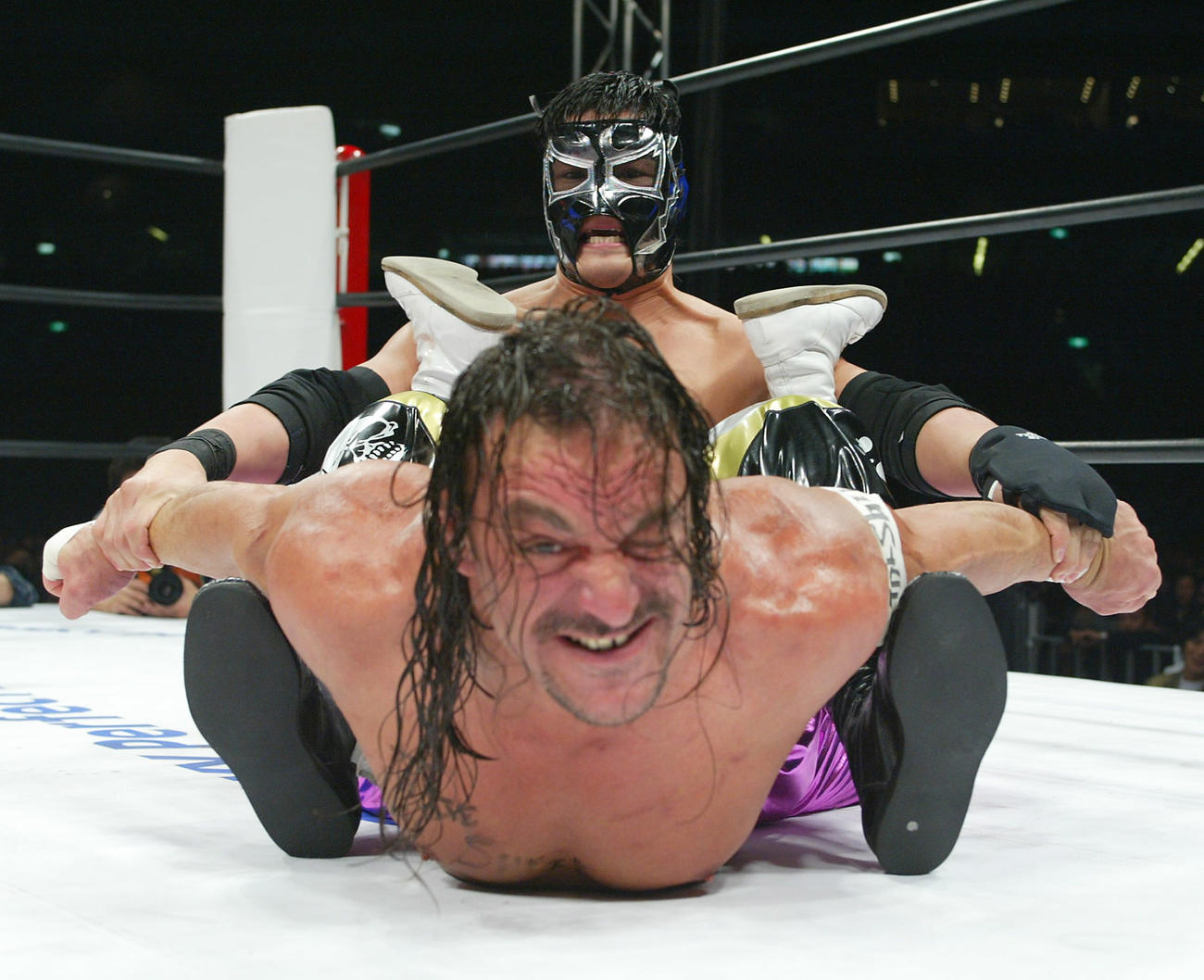 2003年1月19日の「WRESTLE－1」でケンドー・カシン（上）はサブゥーを絞め上げる