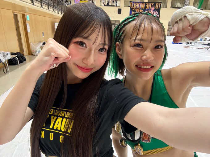 SNSで妹のChara（左）がラウンドガールデビューしたことを報告する藤原乃愛（右）