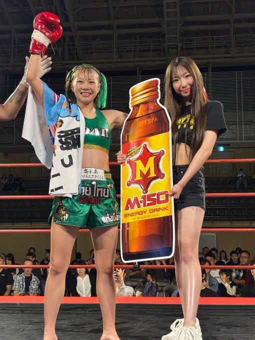 藤原乃愛（左）の妹Chara（右）がラウンドガールデビューした